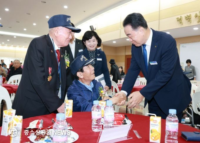 ‘제7회 보훈가족 한마음 위안 행사’에서 보훈가족을 격려하는 구복규 화순군수