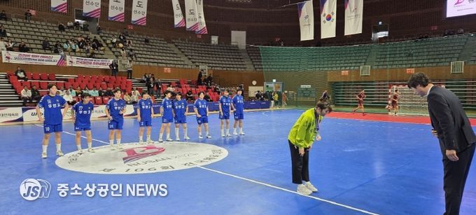 전국체전 무안고 여자핸드볼 동메달 수여식 후 단체사진