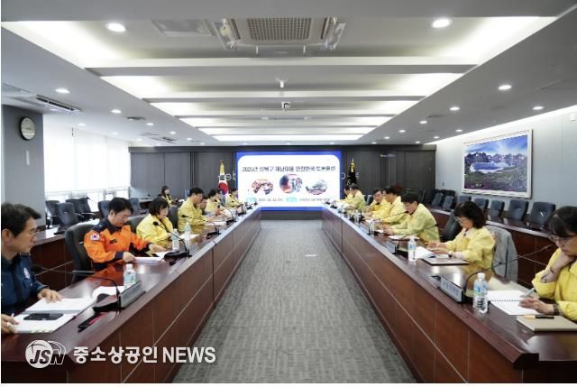이승로 성북구청장 주재로 재난안전대책본부 회의를 진행하고 있다