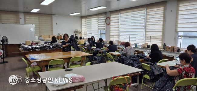광양시 우리옷연구회, 농촌 어르신께 ‘사랑의 일바지’ 전달
