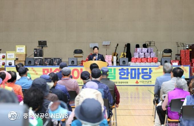 고흥군, 2025년 소록도 주민 어울림 한마당 성료 (1) - 공영민 고흥군수가 지난 23일 국립소록도병원 복합문화센터에서 열린 ‘소록도 주민 어울림 한마당’ 행사에서 축사를 하고 있다