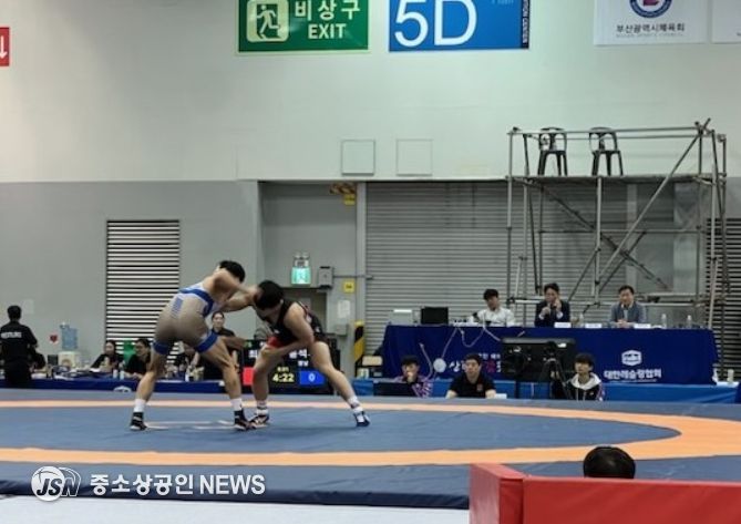 제106회 전국체육대회 레슬링 경기에서 정용석 선수(오른쪽)가 상대 선수와 치열한 경합을 벌이고 있다.