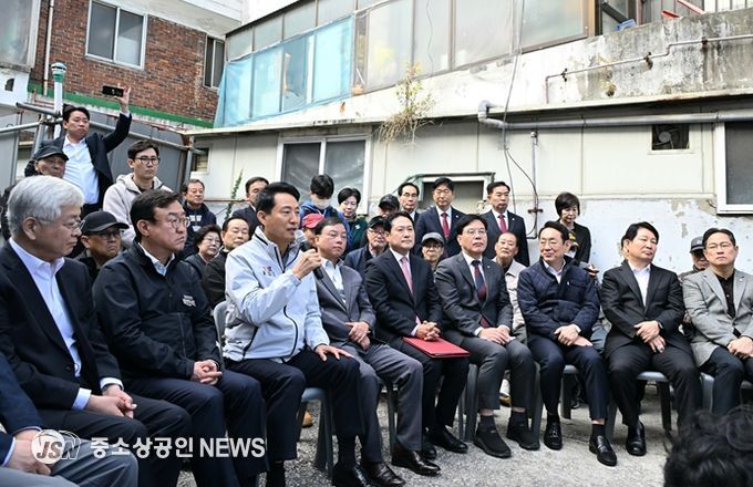 오세훈 서울시장은 24일 오전 국민의힘 지도부와 ‘노원구 상계5 재정비촉진구역’을 방문해 주민들과 의견을 나누고 있다.