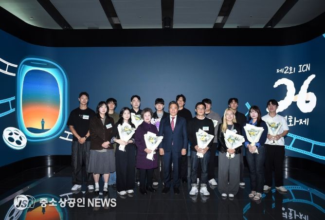 23일 인천공항 제2여객터미널 강동석관에서 진행된  ‘제2회 ICN 26(아이씨엔 이륙) 영화제 시상식’에서 인천국제공항공사 이학재 사장(사진 앞줄 왼쪽에서 네 번째) 및 수상자들이 기념촬영을 하고 있다.