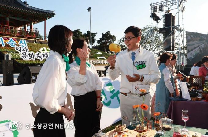 보성군,‘제13회 보성세계차박람회’성황리 마무리_김철우 보성군수가 티아트페스티벌 행사장에서 시음을 하고 있다