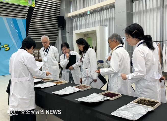 보성군, 전국 차인 한자리에… ‘보성세계차박람회’ 4대 경연대회 성료 _대한민국 티블렌딩 대회 심사사진