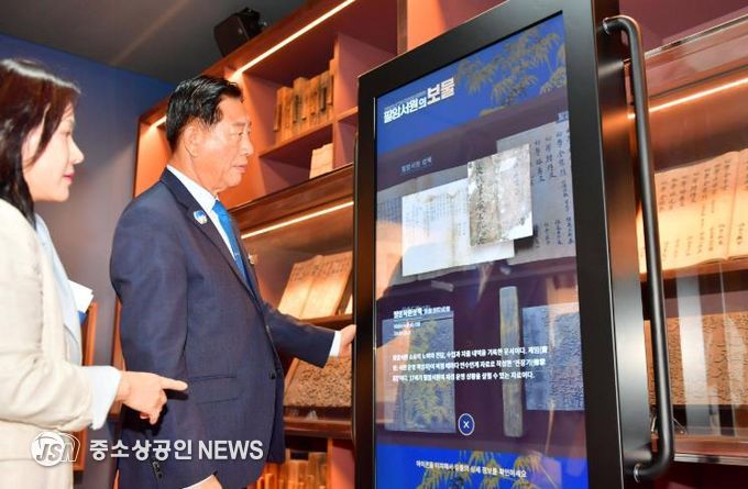 김한종 장성군수가 디지털 전시 공간으로 거듭난 필암서원 유물전시관에서 역사 정보를 확인하고 있다. 장성군 제공