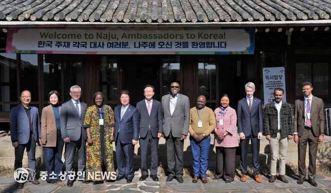 나주시가 ‘2025 국제농업박람회’ 개막행사에 참석한 5개국 주한대사와 사절단을 초청해 주요 산업현장과 문화, 관광 자원을 소개했다.