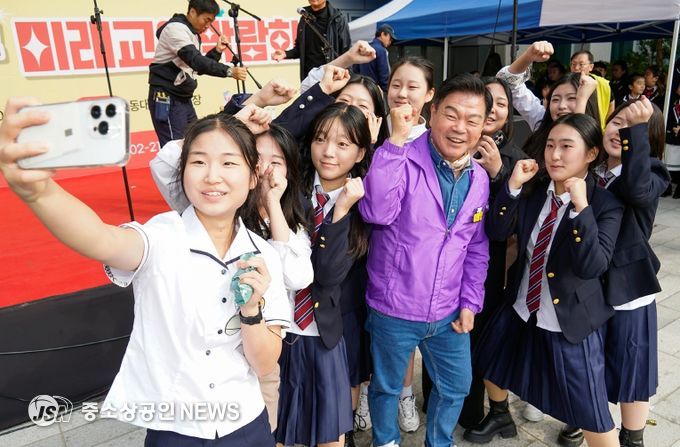 이필형 동대문구청장이 지난 25일 미래교육박람회에 참여한 학생들과 기념촬영을 하고 있다.