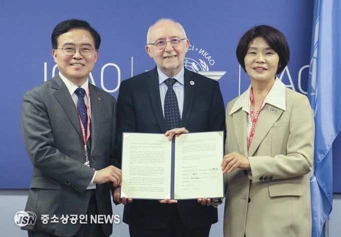 진교훈 강서구청장(왼쪽)과 한정애 국회의원(오른쪽)이 6월 26일 ICAO 본부 의장 회의실에서 살바토레 샤키타노(가운데) 의장에게 서한문을 전달하고 있다.