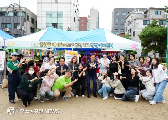이승로 성북구청장이 18일 축제 행사장을 찾아 주민들과 함께 축제 개최를 축하하고 있다