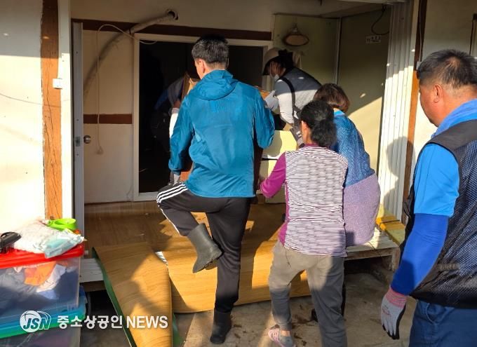 영암군 민·관협력, 쓰레기 더미 속 가정 새단장