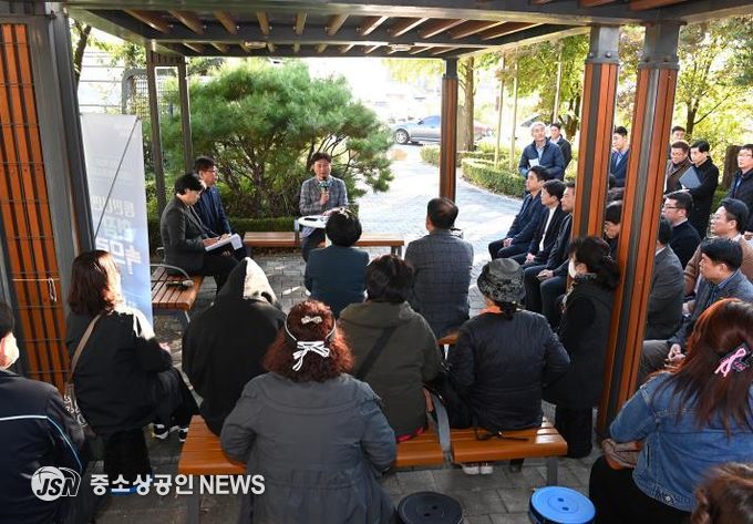 조용익 부천시장이 27일, 고라개공원에서 열린 ‘틈만나면, 현장속으로’ 에서 레미콘 공장 일대 환경오염 최소화를 위해 주민 및 업체 관계자와 의견을 나누고 있다