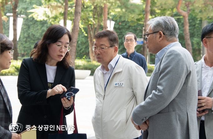 스마트도서관 이용방법을 살펴보고 있는