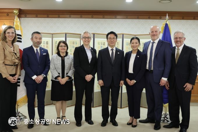 김민석 국무총리가 27일 세종대로 정부서울청사에서 티나 코텍 美 오리건 주지사를 접견, 인사 및 환담을 나누고 있다.