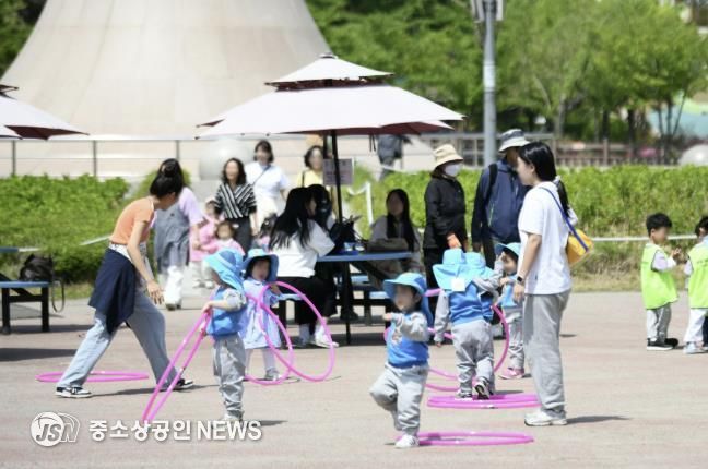 지난 5월 상동호수공원에서 열린 부천아이페스타에서 아이들이 즐겁게 놀고 있다.