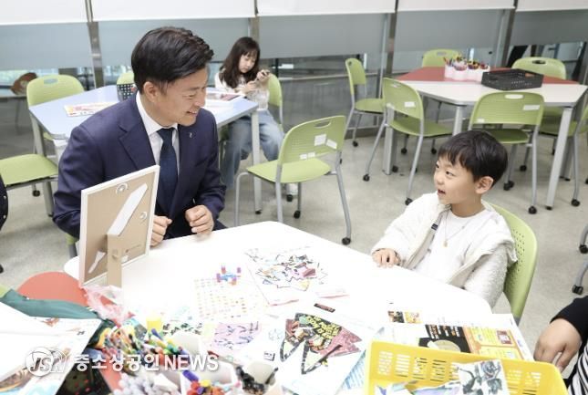 조용익 부천시장이 지난 5월 한국만화박물관 어린이날 행사에서 아이들과 함께 환하게 웃고 있다.