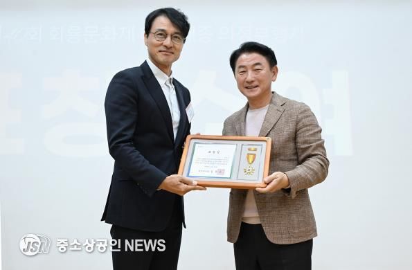 김동근 시장이 10월 28일 ‘제40회 회룡문화제 성과공유회’에서 ‘태조‧태종 의정부행차’에 참여했던 배우 정의갑 씨에게 표창장을 수여한 뒤 함께 기념사진을 찍고 있다.