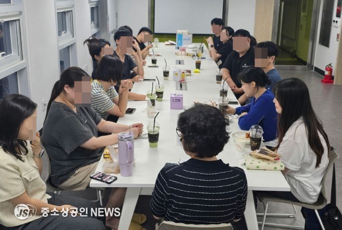 ‘광산 청년온가’ 입주민 간담회에 청년들이 모여 이야기를 나누고 있다.