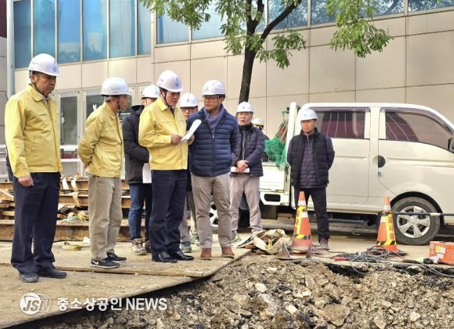 최대호 안양시장 범계역 인근 지역난방 열수송관 파열사고 현장 방문 사진