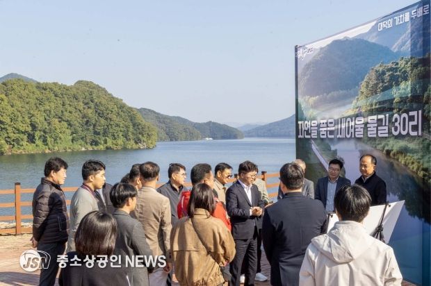 최충규 대덕구청장(사진 가운데)과 관계자 및 대덕구 명예구청장, 주민들이 29일 미호동 산61번지 일원에서 ‘대청호 생태 탐방로 조성사업’ 사업대상지를 점검하고 있다.
