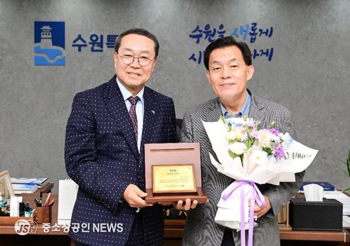 이재준 수원시장(오른쪽), 경기도사회복지협의회 강기태 회장이 함께하고 있다.