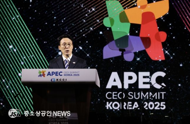 김민석 국무총리가 28일 경주 화랑마을 어울마당에서 열린 '2025 APEC CEO 서밋'의 첫 번째 공식 행사인 환영만찬에 참석, 축사를 하고 있다.