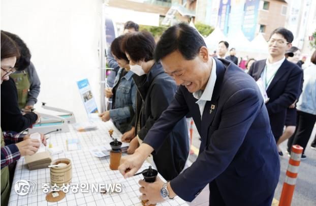 이승로 성북구청장이 구민들과 함께 온:마을 페스타 축제를 즐기고 있다