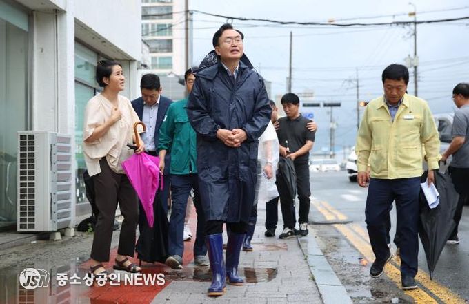 윤병태 나주시장이 지난 7월 집중호우로 침수된 금천면 소재지 일원을 긴급 점검하고 있다.