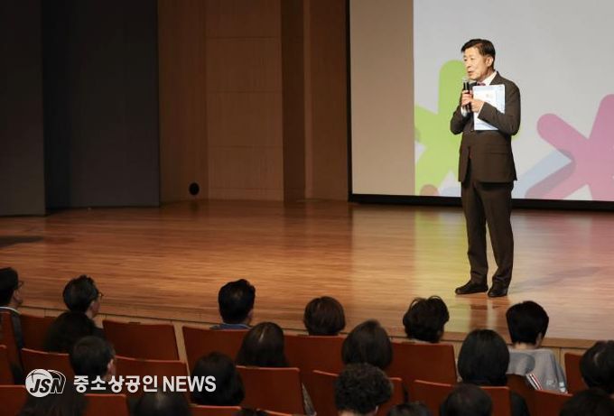 전성수 서초구청장이 23일 14시 심산기념문화센터에서 열린 구민 맞춤형 세무설명회에서 인사말씀하고 있다.