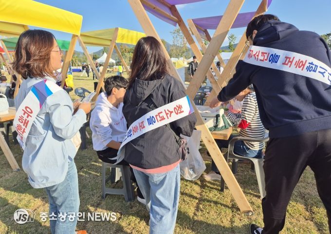 강진군이 강진만 춤추는 갈대축제장에서 아동학대 예방 및 청소년 유해환경 개선 캠페인을 진행했다.