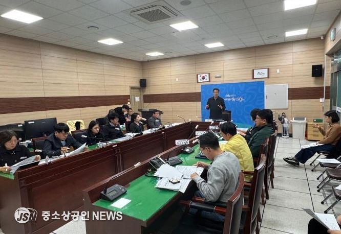 지난 28일 순천시와 소방서 등 유관기관 관계자들이 시청 재난안전상황실에서 '2025년 산불 대응 안전한국훈련' 실무회의를 진행하고 있다