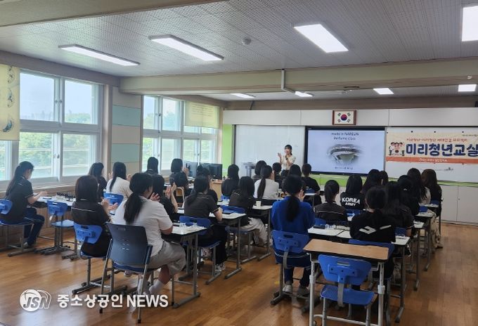 ‘미리청년교실’을 통해 지역 청년들이 강사로 참여해 중·고등학생들을 대상으로 직업 멘토링을 진행하고 있다
