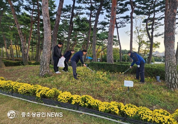 지난 28일 한전엠씨에스주식회사 순천지점 관계자들이 조례호수공원에서 환경정화활동을 하고 있다
