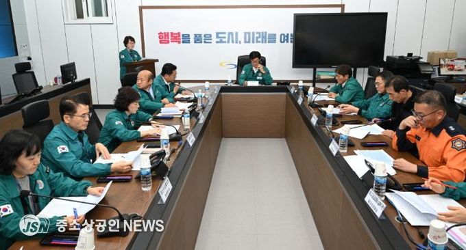 정종복 기장군수(가운데)가 재난안전상활실에서 재난안전통신망(PS-LTE)으로 훈련현장을 지휘하고 있다