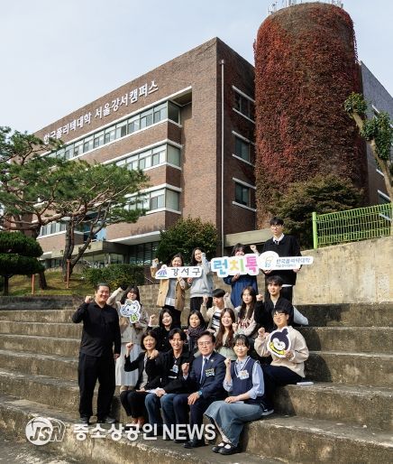 진교훈 서울 강서구청장(맨 앞줄 오른쪽 두 번째)이 한국폴리텍대학 서울강서캠퍼스에서 ‘런치톡(Talk) 간담회’를 진행한 후 학생들과 기념촬영을 하고 있다.