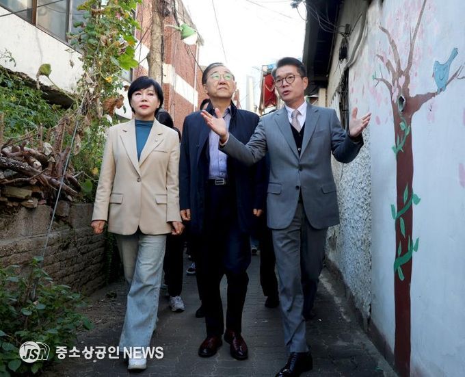 김윤덕 국토교통부 장관이 정원오 성동구청장 등과 함께 성수1구역 주택재건축정비사업 현장을 방문하고 있다.