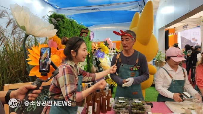 제농업박람회 함평홍보관 부스에서 해름 스토어 운영하는 모습과 라이브커머스 방송장면