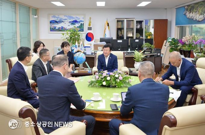 지난 9월 15일 정기명 여수시장이 중국 리수이시 인민정부 주화평 부시장과 간부 공무원들을 초청해 팸투어를 진행하고 리수이시 대표단의 2026여수세계섬박람회 참가를 요청하고 있다.