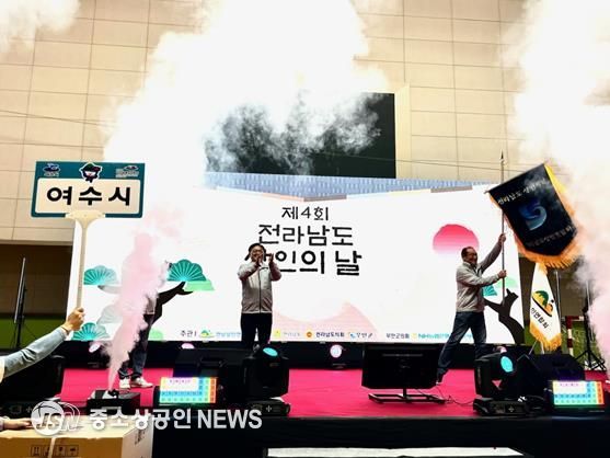 2026년 ‘제5회 전라남도 상인의 날’ 개최지로 최종 선정돼 지난 30일 무안 종합스포츠파크에서 열린 제4회 행사에서 전남상인연합회의 기를 전달받았다.