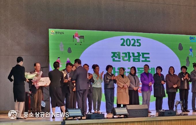고흥군, 마을공동체 활동 ‘최우수 수상’ 및 운영 부스 큰 호응- 31일 점암면 귀농협의체 최준호 회장이 ‘2025 전남 마을공동체 한마당’에서 마을공동체 활동으로 최우수상을 수상하고 김영록 전남도지사로부터 상패를 받고 있다.