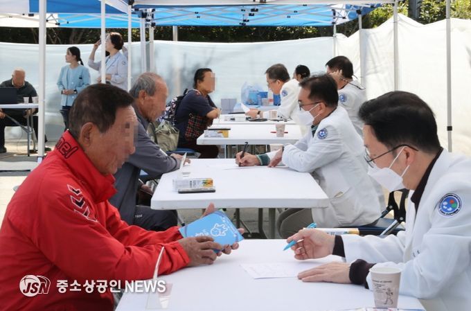 고흥군, 호남권역재활병원과 연계 심뇌혈관질환 예방사업 추진- 31일 호남권역재활병원 문경래 병원장을 비롯한 의료진이 내과, 정형외과, 재활의학과 등 전문 진료를 실시하며 주민들에게 맞춤형 치료 상담을 제공하고 있다.