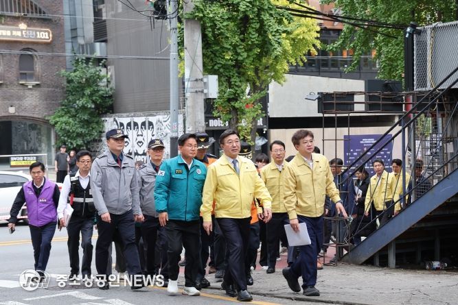 홍대 일대 안전 관리 실태를 점검하는 윤호중 행정안전부 장관과 박강수 마포구청장