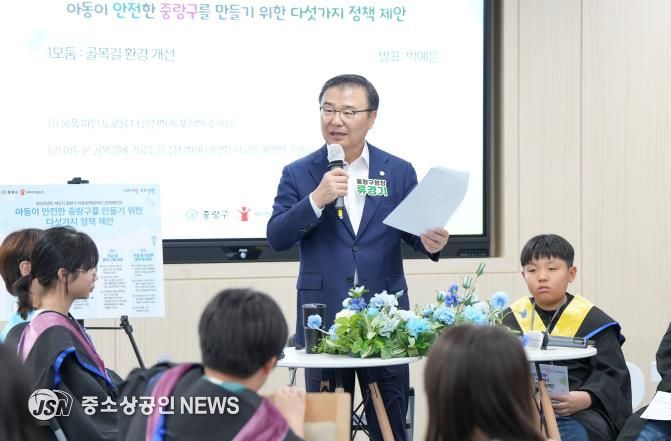 제2기 중랑구 아동정책참여단 정책제안 발표회 및 수료식 현장에 참석한 류경기 중랑구청장과 아동들의 모습