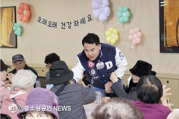 오언석 도봉구청장이 2025년 창4동 경로잔치를 찾아 어르신들과 인사를 나누고 있다