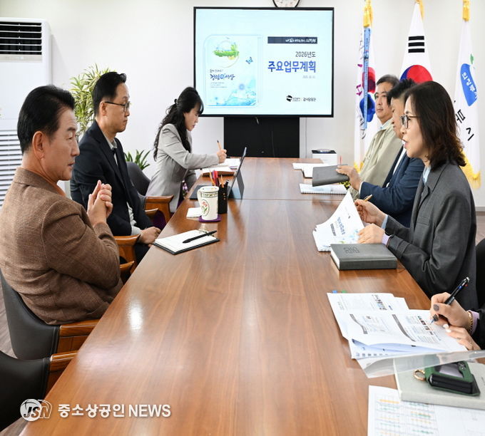 김동근 시장이 ‘2026년 주요업무계획 보고회’를 진행하고 있다.