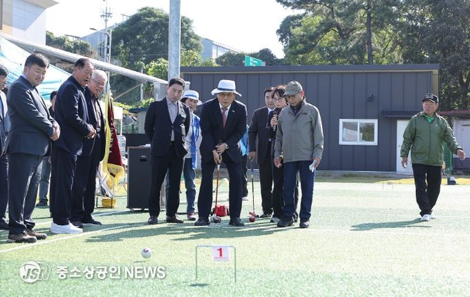 31일 이상익 함평군수가 게이트볼대회에서 축사를 하는 모습, 게이트볼 시타 모습