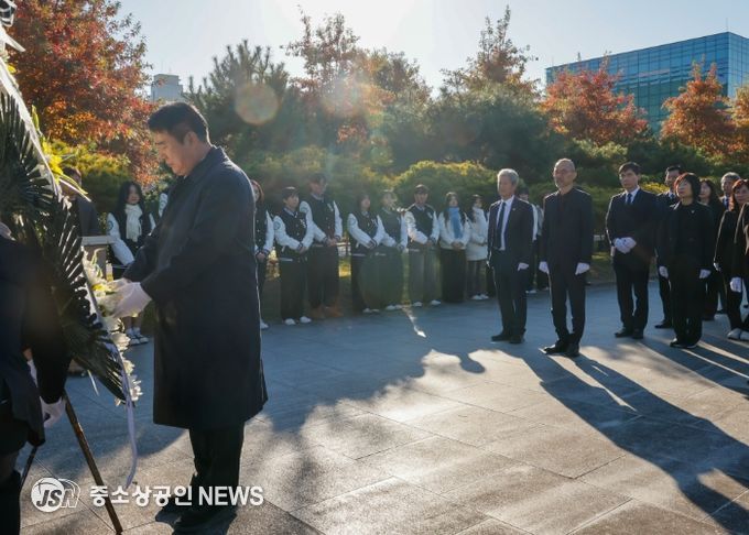 이정선 광주시교육감이 3일 광주자연과학고에서 진행한 학생독립운동기념탑 참배에서 헌화를 하고 있다. / 광주시교육청 제공