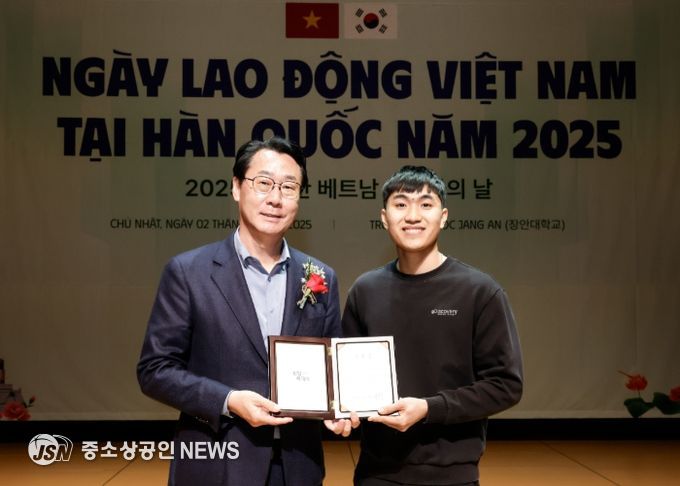 정명근 화성특례시장이 수상자와 함께 기념촬영을 하고있다