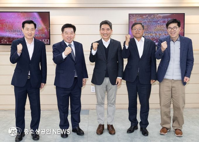 11월 3일, 구충곤 광양경자청장(왼쪽에서 두번째)와 중국 에너지저장장치(ESS) 분야 글로벌 기업인 티더블유에스(TWS) 문건철 한국지사장(왼쪽에서 세번째)이 투자상담을 진행하고 기념촬영을 하고 있다.